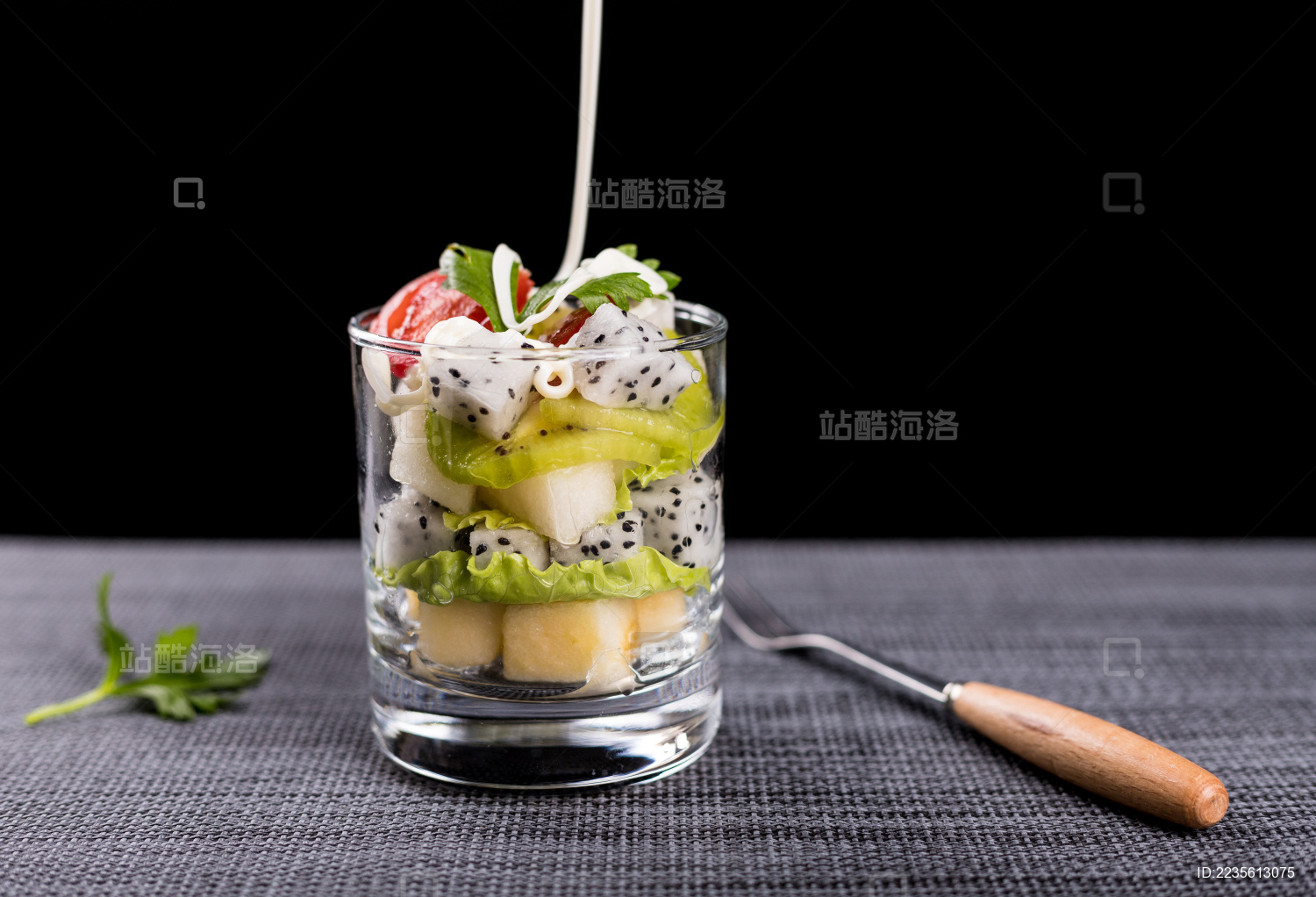 水果色拉杯创意拍摄 高脚杯水果摄影 西餐简约风