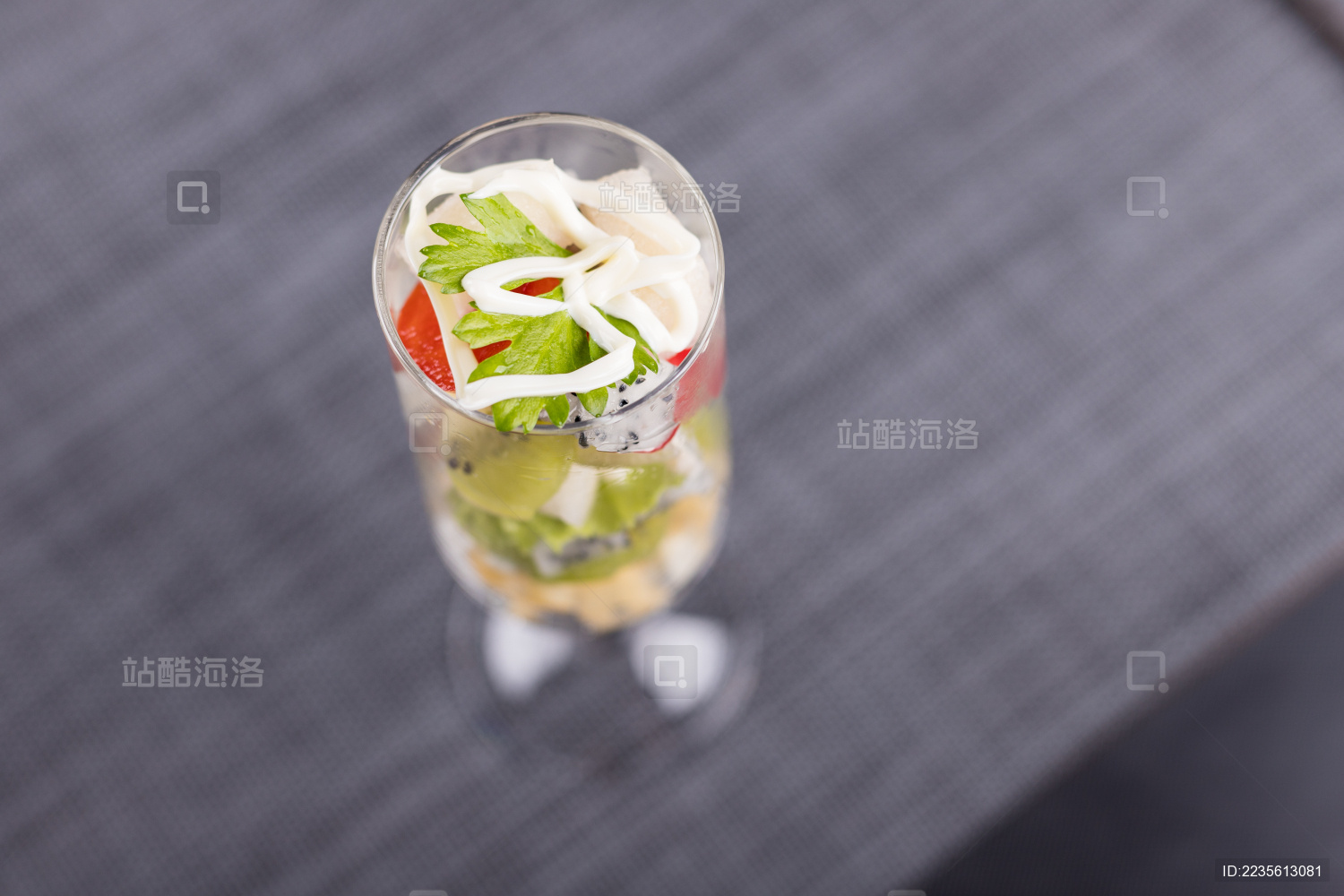 水果色拉杯创意拍摄 高脚杯水果摄影 西餐简约风