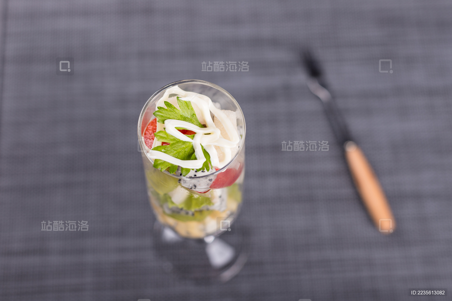 水果色拉杯创意拍摄 高脚杯水果摄影 西餐简约风