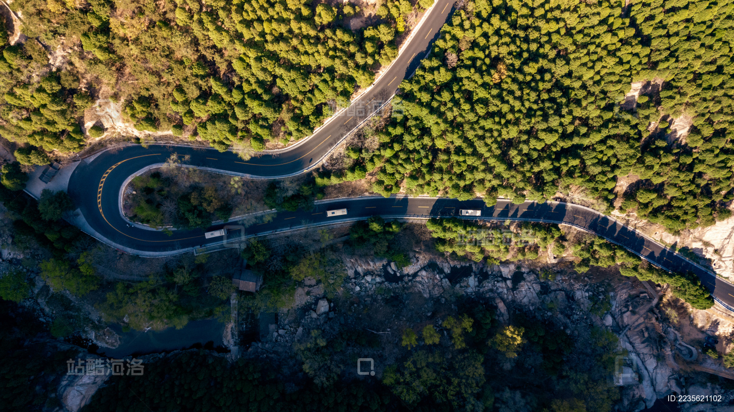 鸟瞰森林环山公路 泰山天外村环山路