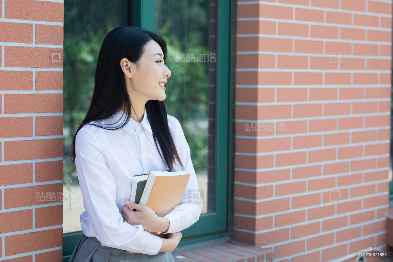 女大学生在校园