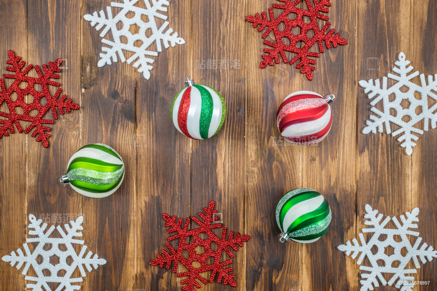 豪华和闪亮的圣诞球与木背景雪花