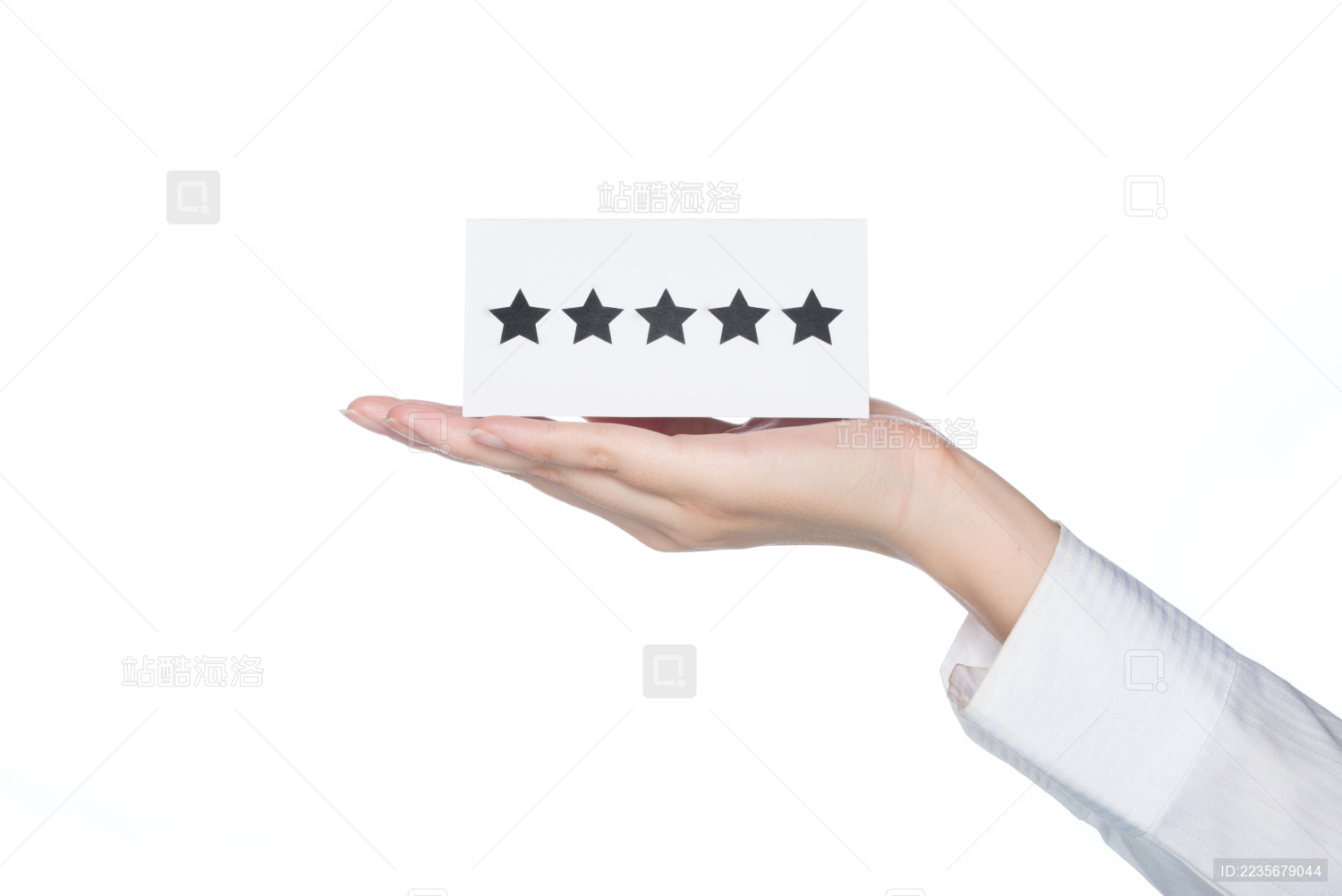 女子手拿着五星形状卡在白色背景 一流的服务