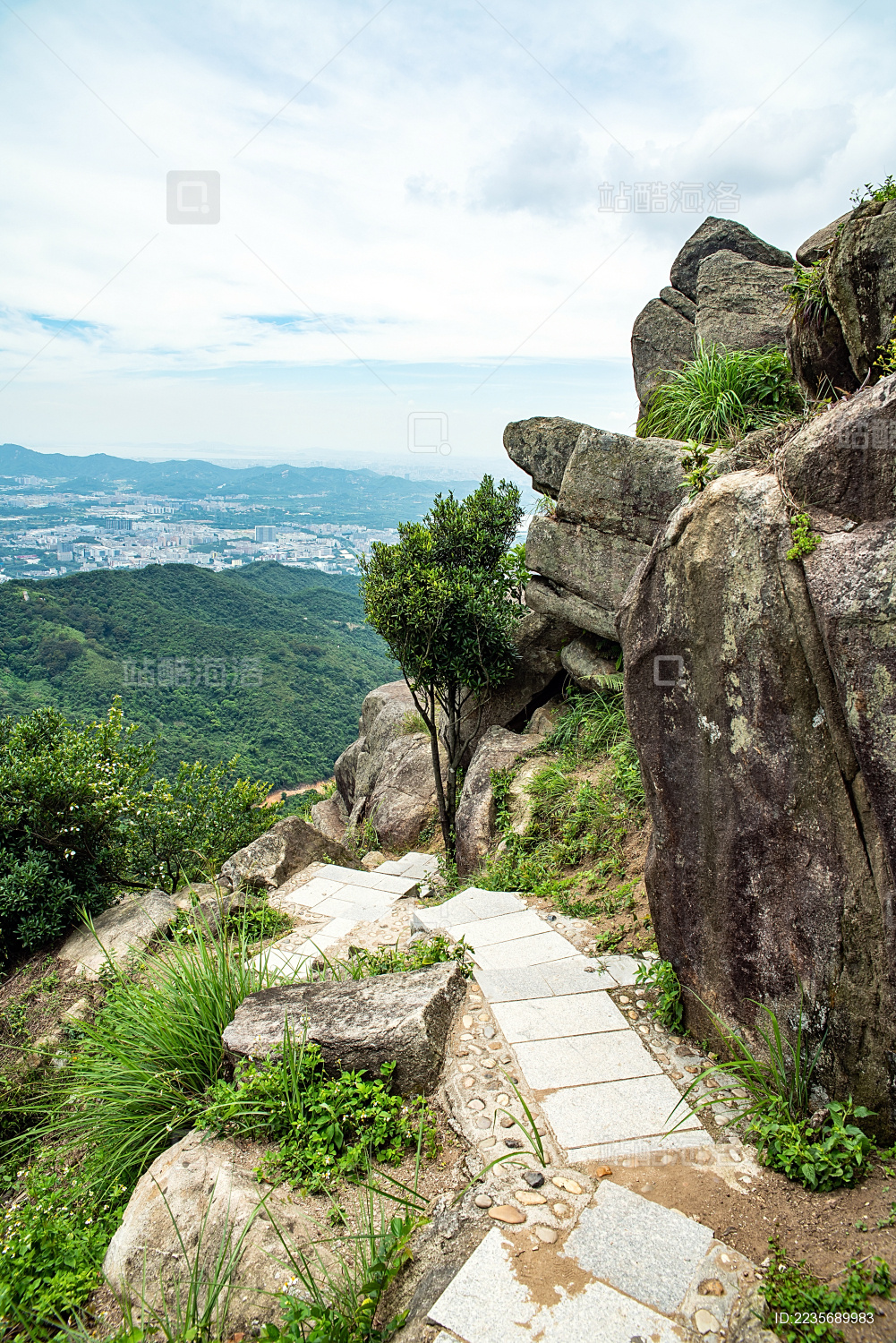 深圳羊台山森林公园崎岖岩石登山道