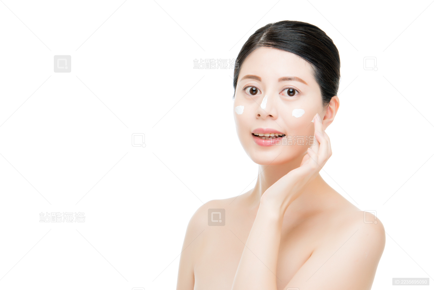 年轻的亚洲女人的化妆膏化妆水放在一个干净的新面孔隔绝在白色背景。时尚美容和健康理念。