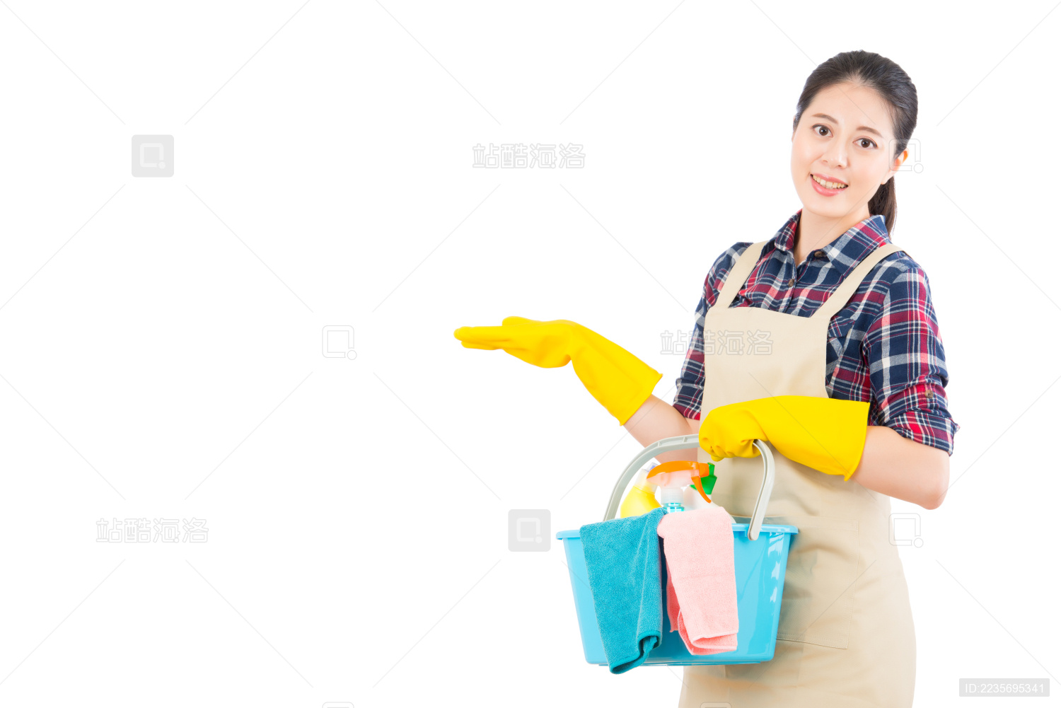 与清洗设备呈现的姿态清洁服务的肖像隔绝在白色背景。美丽的新鲜活力的多民族中国的亚洲女模特。