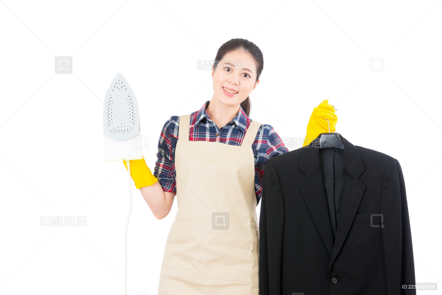 主妇年轻人使用白色背景的商业西装外套蒸汽熨斗。美丽的新鲜活力的多民族中国的亚洲女模特。