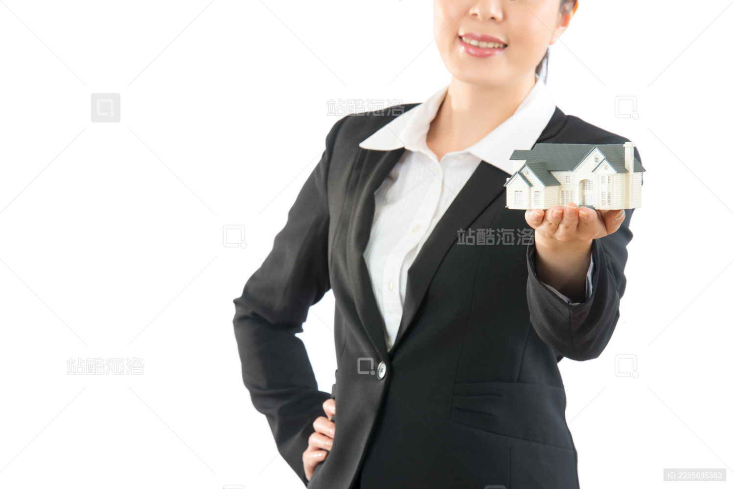 女子抱着代理新房的特写镜头给到选择的房子最好的计划。办公室女郎的手插在腰间。孤立白色壁。