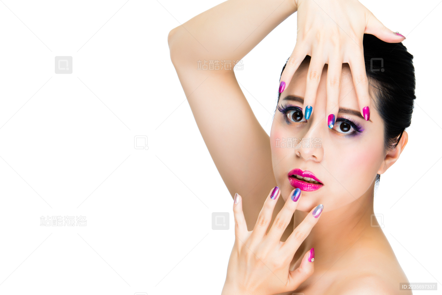 时髦的女孩模型的概念工作室拍摄显示在白色的墙壁与COPYSPACE文字绘新指甲和化妆艺术。