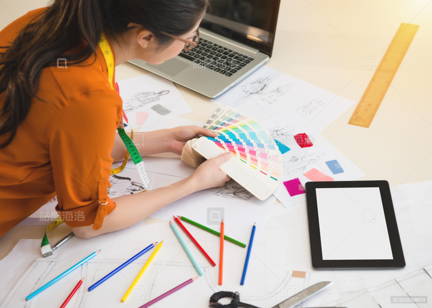 关闭了五颜六色的布样女设计师比赛色块的图像和绘画素描生产办公工作室。职业和职务侵占的概念。