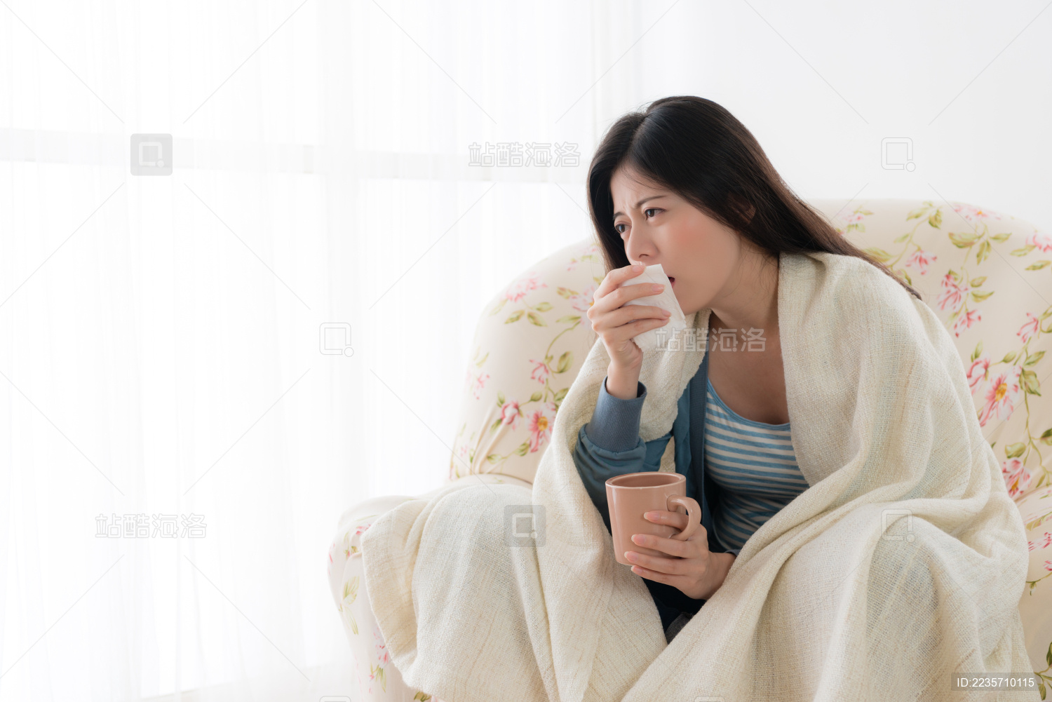 痛苦的年轻女子坐在扶手椅沙发上放松和咳嗽时 她生病了。