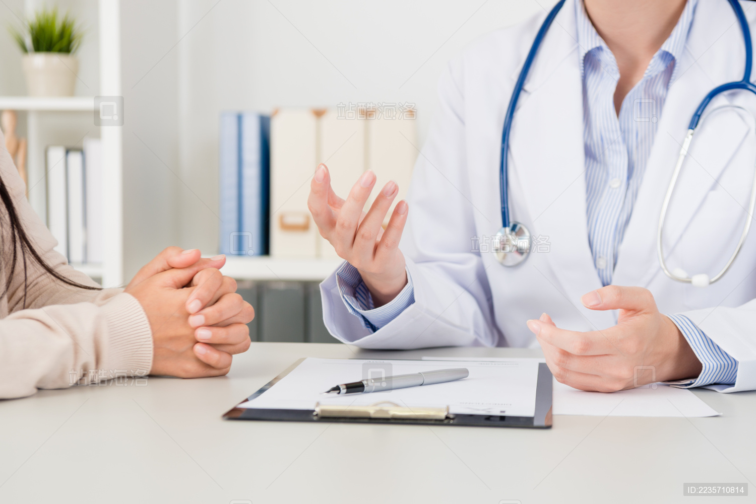 女医生的特写镜头解释为临床患者疾病的治疗方案。选择重点照片。