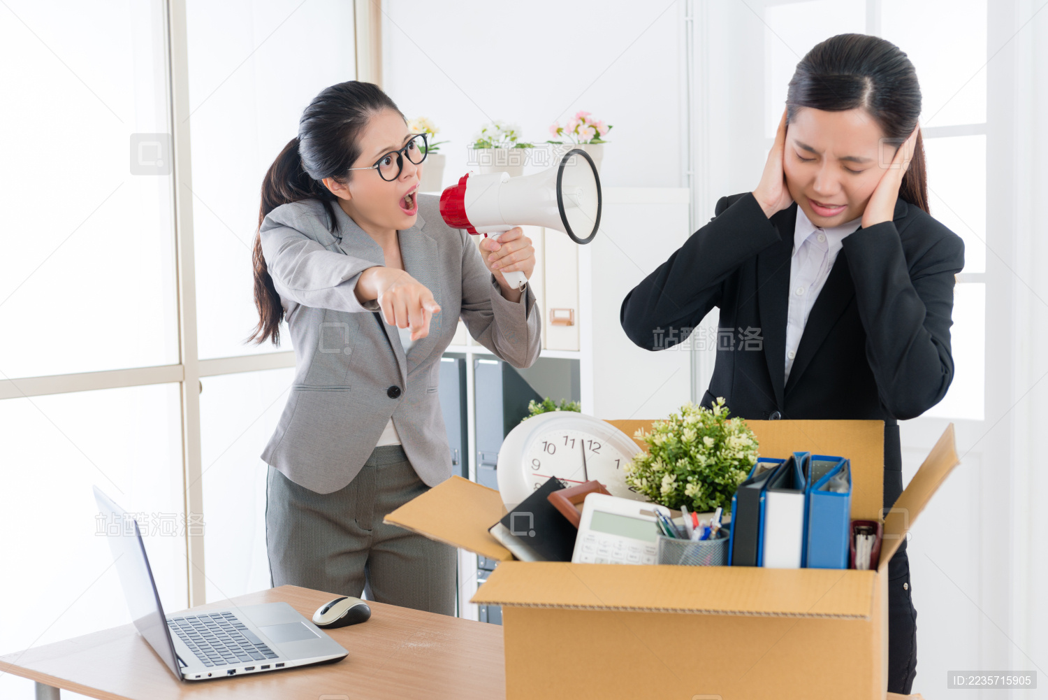 漂亮迷人的女老板年轻的美少女企业工人来说 用扩音器高呼推给解雇了她。
