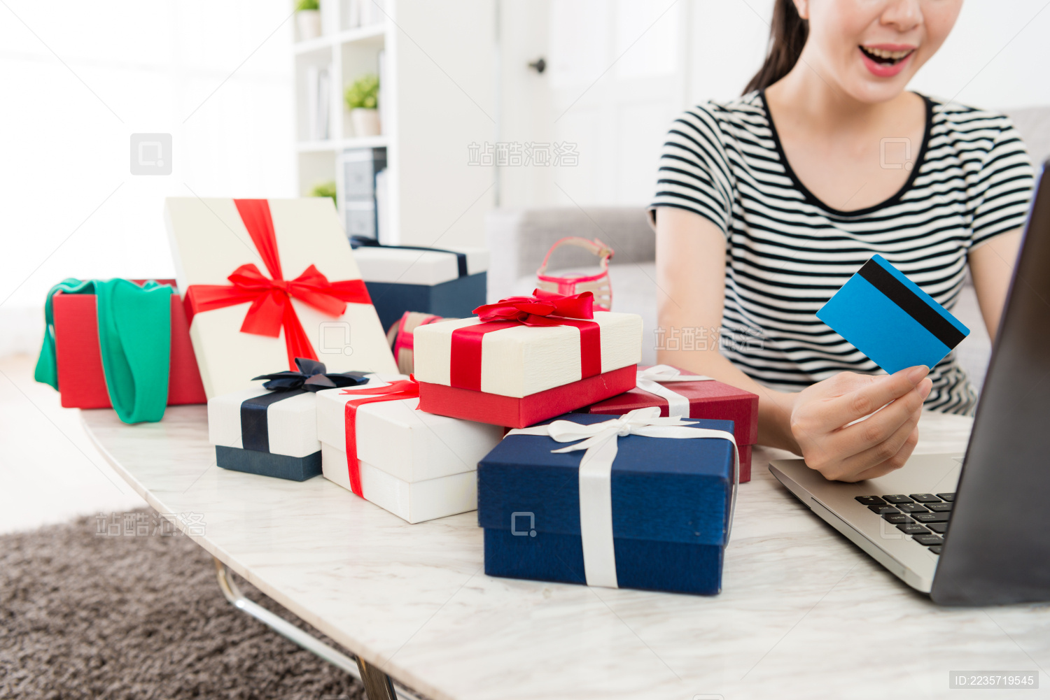 幸福的漂亮女人使用电子商务系统 网上在家中与选择性的重点图片购物中心拿着信用卡特写镜头。