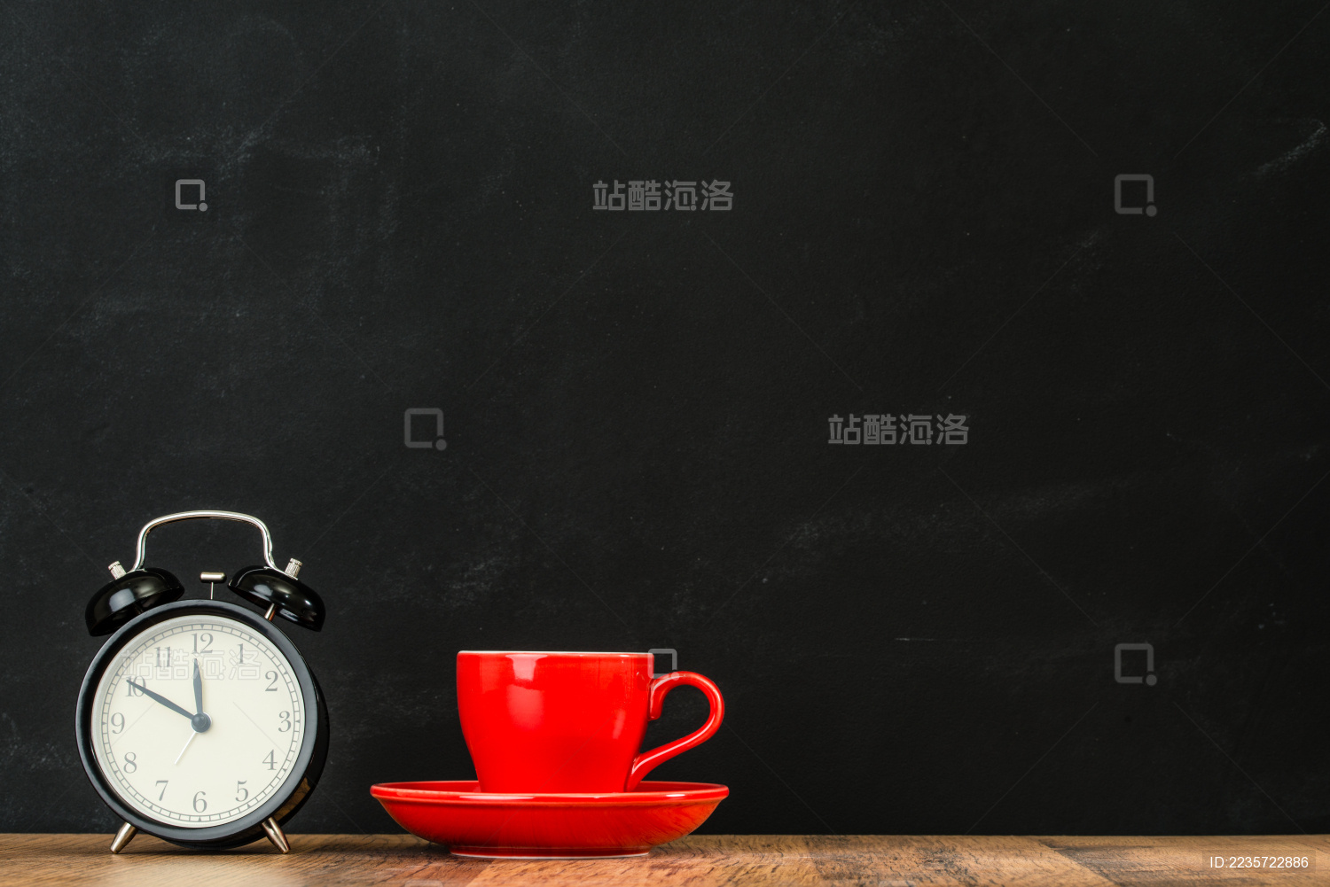 那辆黑色的闹钟在黑板墙背景的艺术工作室表演灵感的想法创意区的木材纹理地板设置红色咖啡杯。
