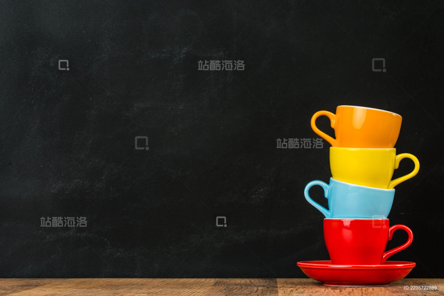 黑板墙背景彩虹艺术的设计理念让创意与COPYSPACE叠加颜色咖啡杯板复古工作室的木材纹理地板设置。
