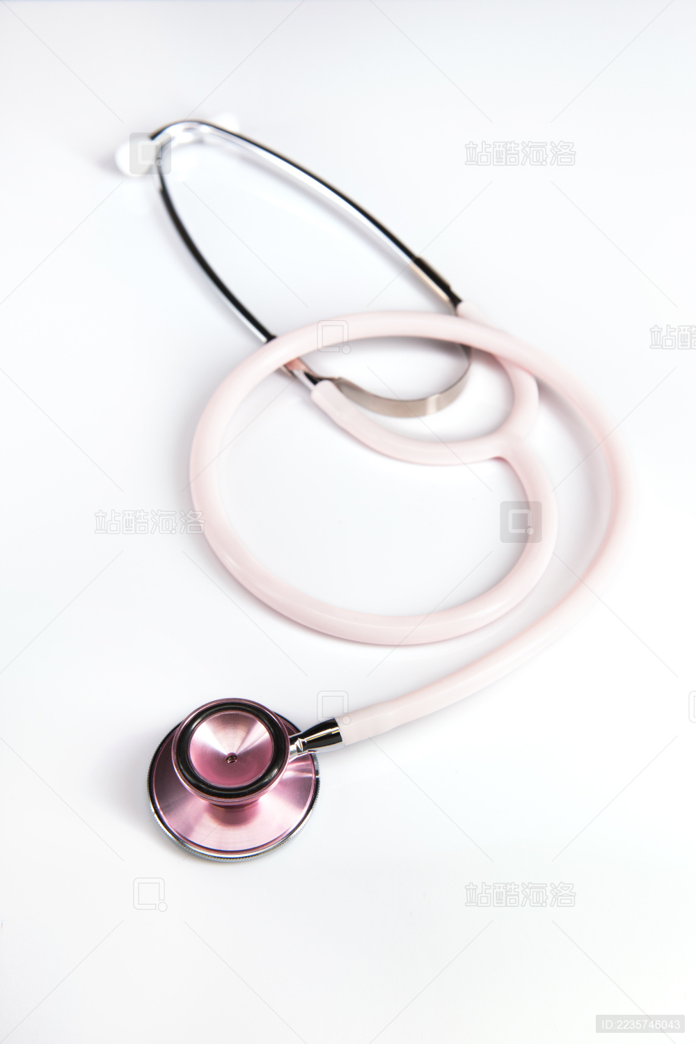 白色背景下的医用听诊器