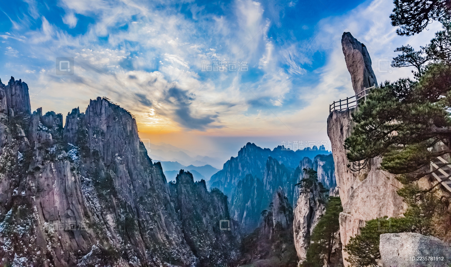 安徽省黄山市黄山风景区飞来石自然景观