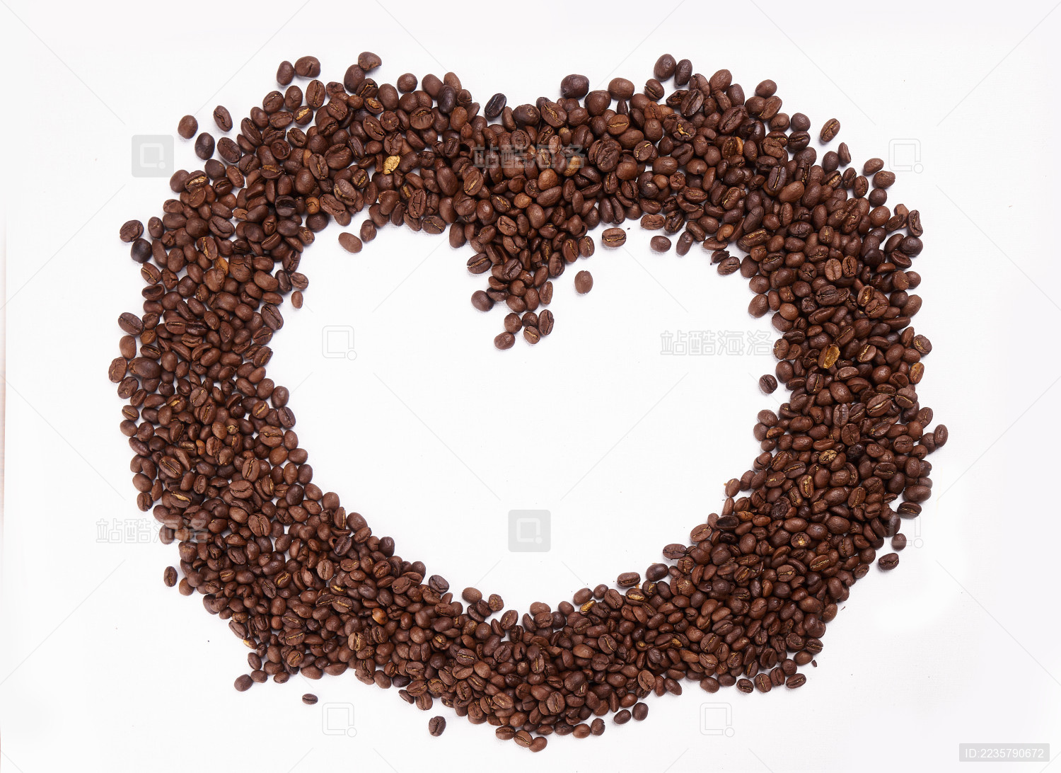 一堆咖啡豆摆成镂空的爱心形状