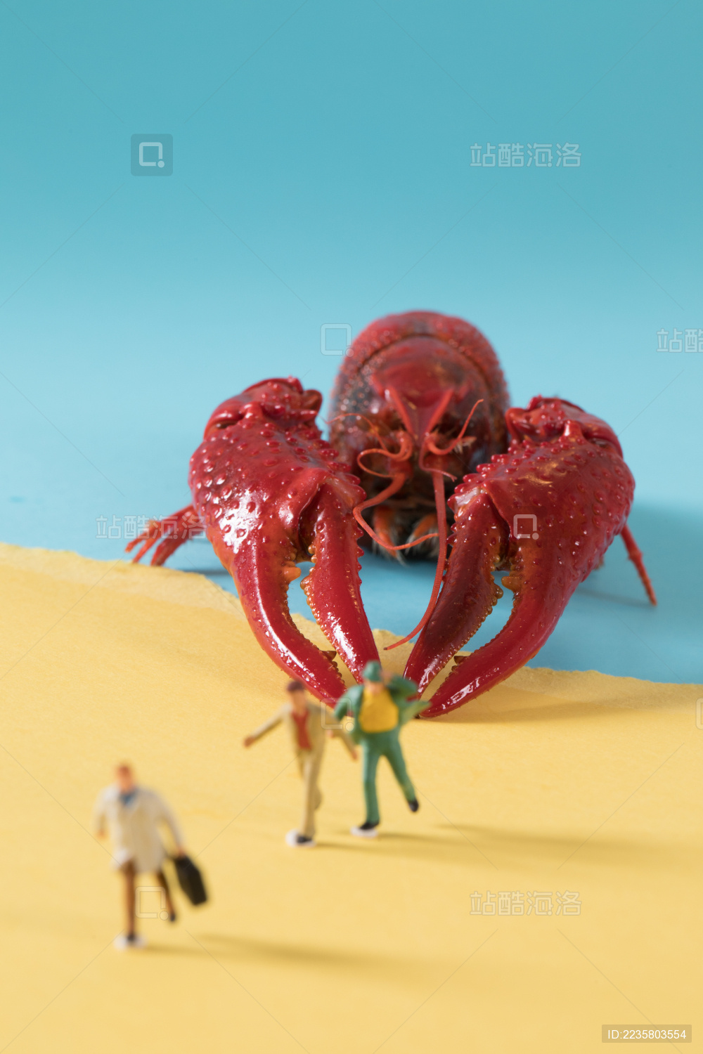 迷你小人 小龙虾 微拍小龙虾 缩微摄影小龙虾 crawfish 黄底 战斗 迷你小人和小龙虾 Crawfish Crayfish Boil Creole boil crayfish blue wooden Fresh sea food background 蓝色 黄色 缩微小人 拉锯 砍 沙滩 龙虾 模型 海鲜 鱼鲜 虾子 野生 甲壳动物