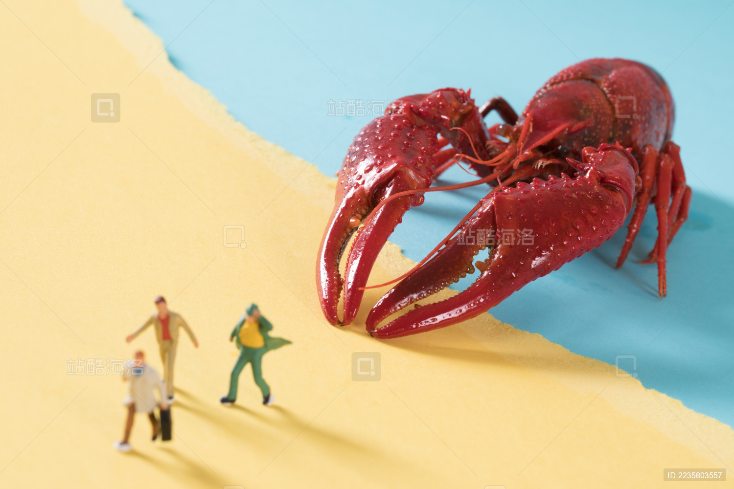 迷你小人 小龙虾 微拍小龙虾 缩微摄影小龙虾 crawfish 黄底 战斗 迷你小人和小龙虾 Crawfish Crayfish Boil Creole boil crayfish blue wooden Fresh sea food background 蓝色 黄色 缩微小人 拉锯 砍 沙滩 龙虾 模型 海鲜 鱼鲜 虾子 野生 甲壳动物