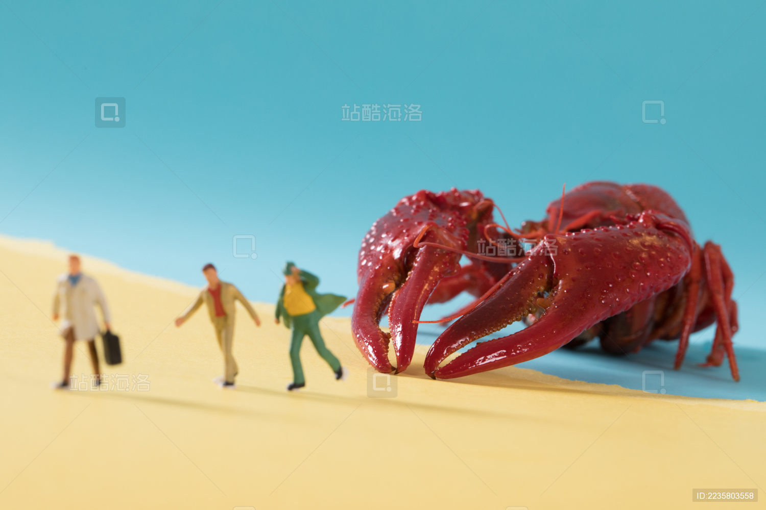 迷你小人 小龙虾 微拍小龙虾 缩微摄影小龙虾 crawfish 黄底 战斗 迷你小人和小龙虾 Crawfish Crayfish Boil Creole boil crayfish blue wooden Fresh sea food background 蓝色 黄色 缩微小人 拉锯 砍 沙滩 工人 动物 爪子 美食 吃食 食品 食物 生猛 鲜的 龙虾 模型 海鲜 鱼鲜 虾子 野生 甲壳动物 美味可口