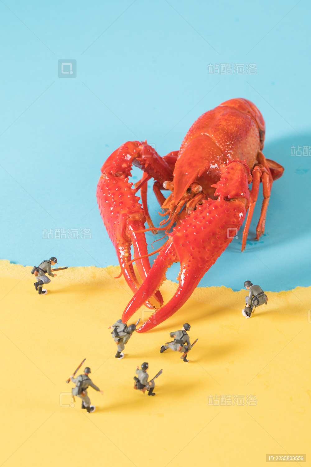 迷你小人 小龙虾 微拍小龙虾 缩微摄影小龙虾 crawfish 黄底 战斗 迷你小人和小龙虾 Crawfish Crayfish Boil Creole boil crayfish blue wooden Fresh sea food background 蓝色 黄色 缩微小人 拉锯 砍 沙滩 龙虾 模型 海鲜 鱼鲜 虾子 野生 甲壳动物