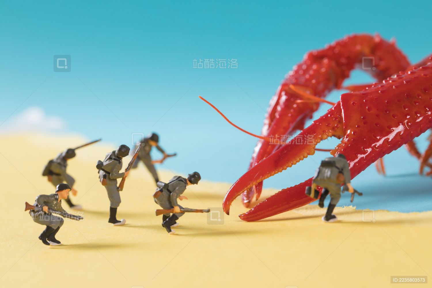 迷你小人 小龙虾 微拍小龙虾 缩微摄影小龙虾 crawfish 黄底 战斗 迷你小人和小龙虾 Crawfish Crayfish Boil Creole boil crayfish blue wooden Fresh sea food background 蓝色 黄色 缩微小人 拉锯 砍 沙滩 龙虾 模型 海鲜 鱼鲜 虾子 野生 甲壳动物
