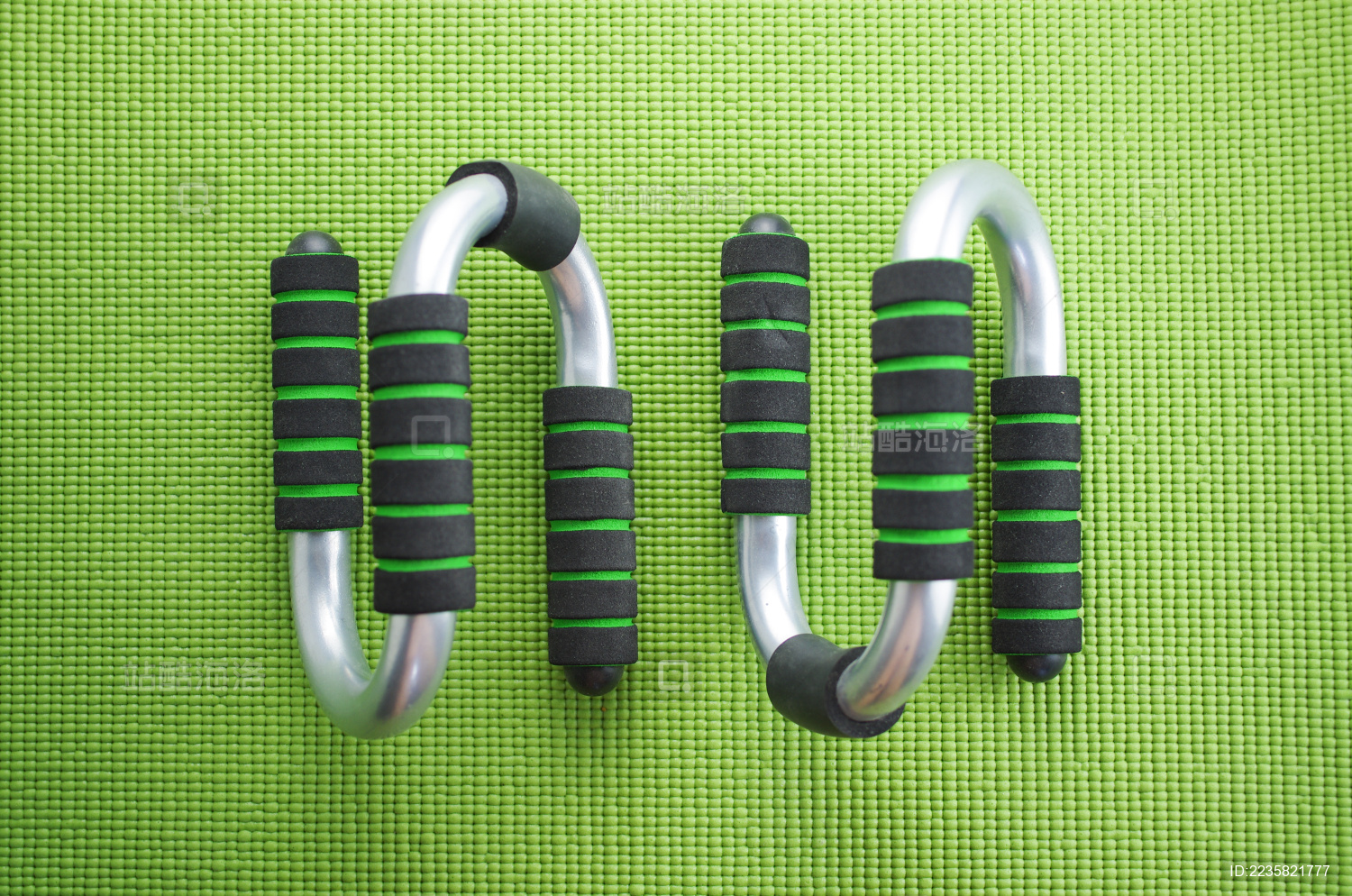 绿色瑜伽垫上的俯卧撑支架