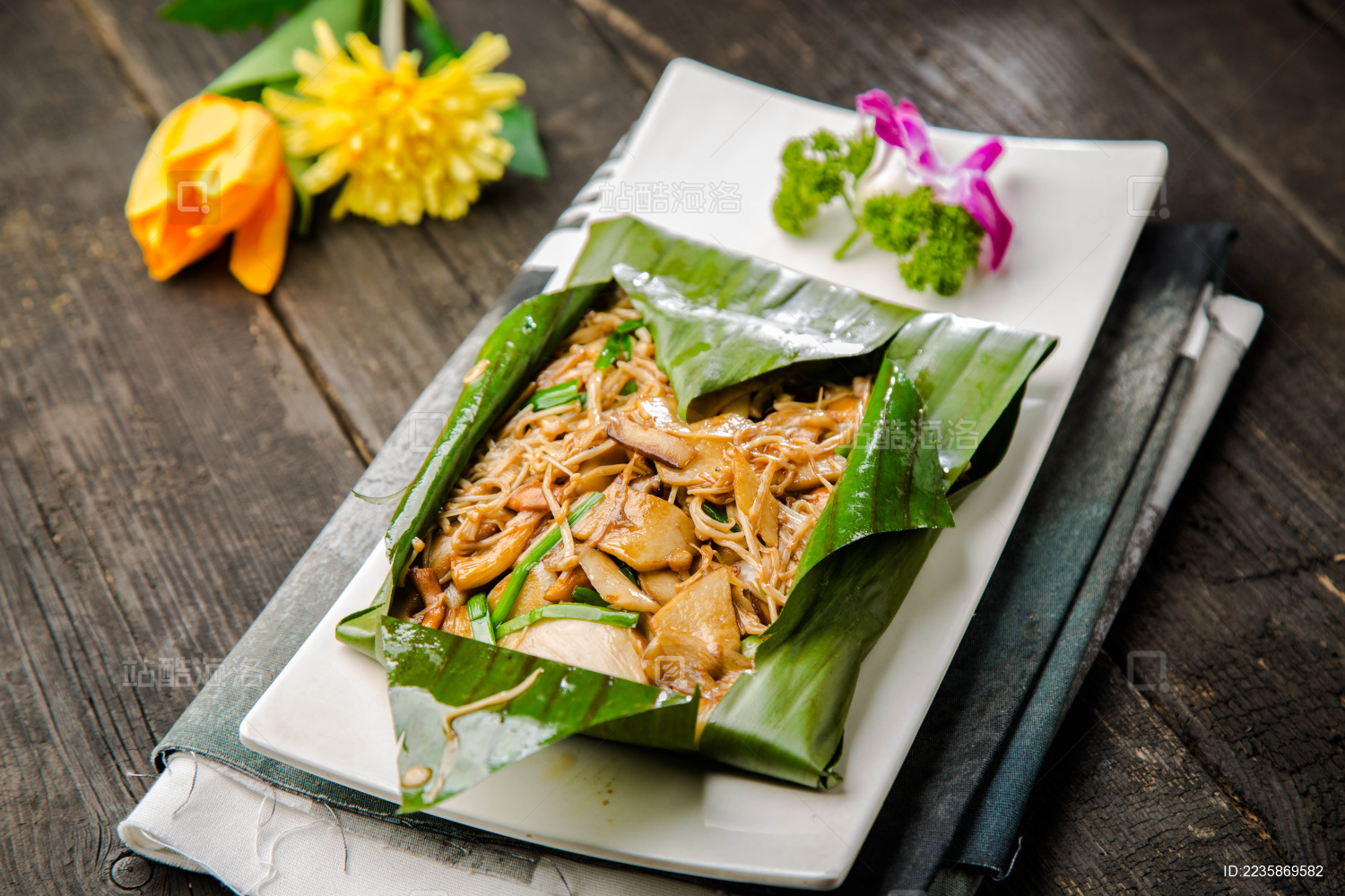 芭蕉叶包烧野山菌