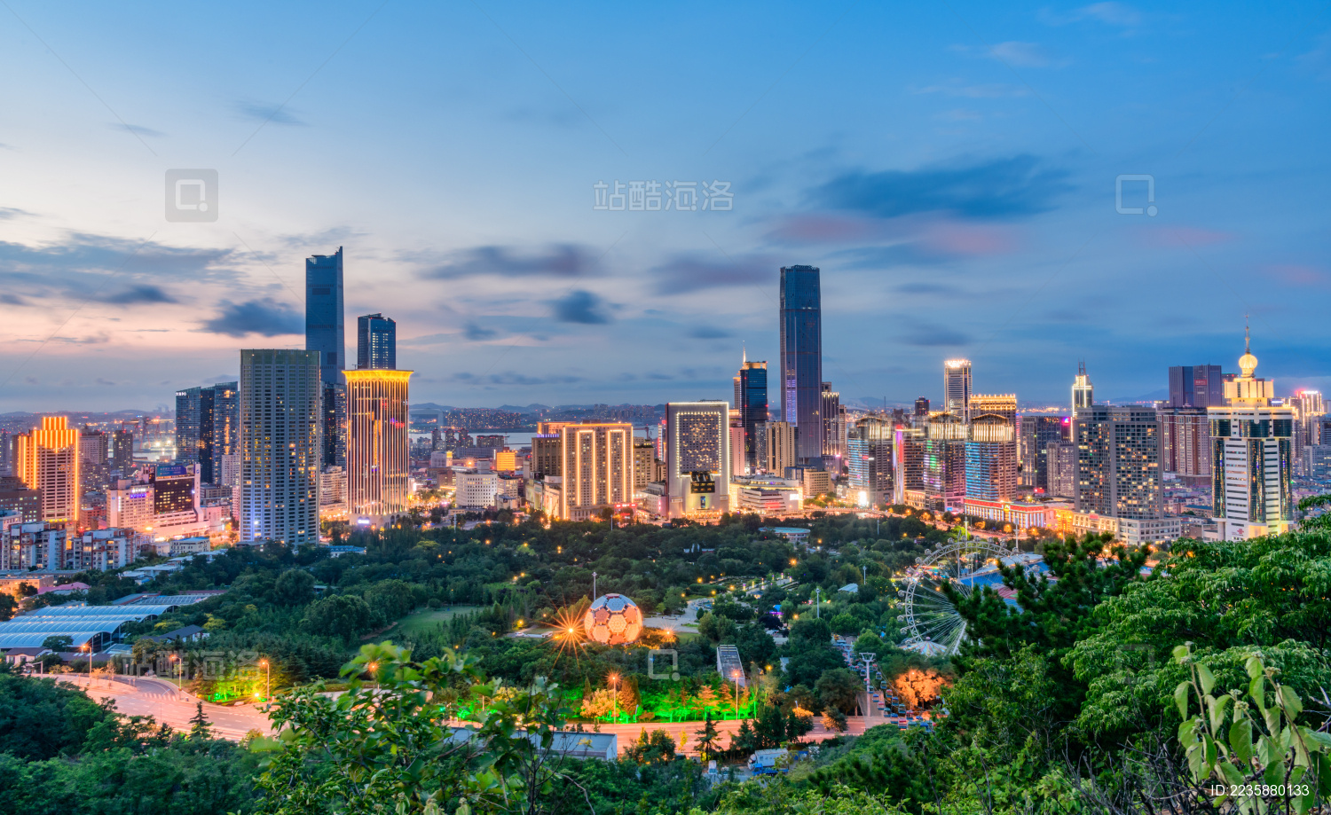 华灯初上的大连市区