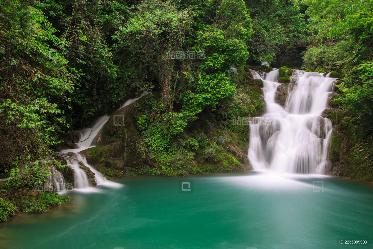 贵州省黔南布依族苗族自治州荔波县小七孔景区自然风光 森林里的瀑布与碧绿色的湖面