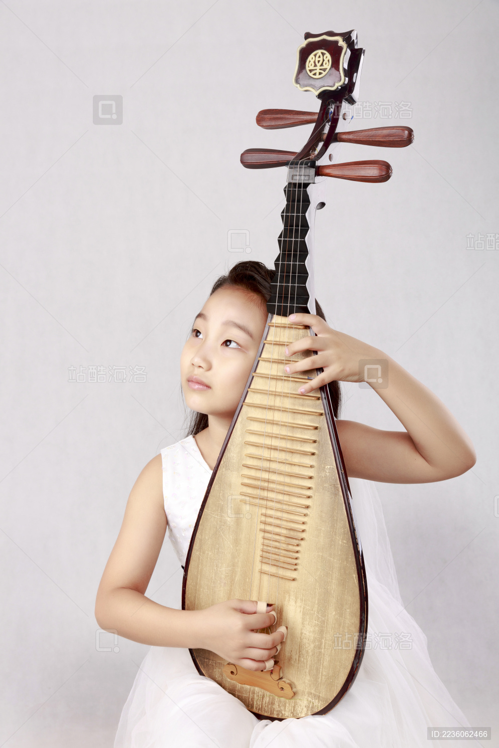 弹琵琶的小女孩