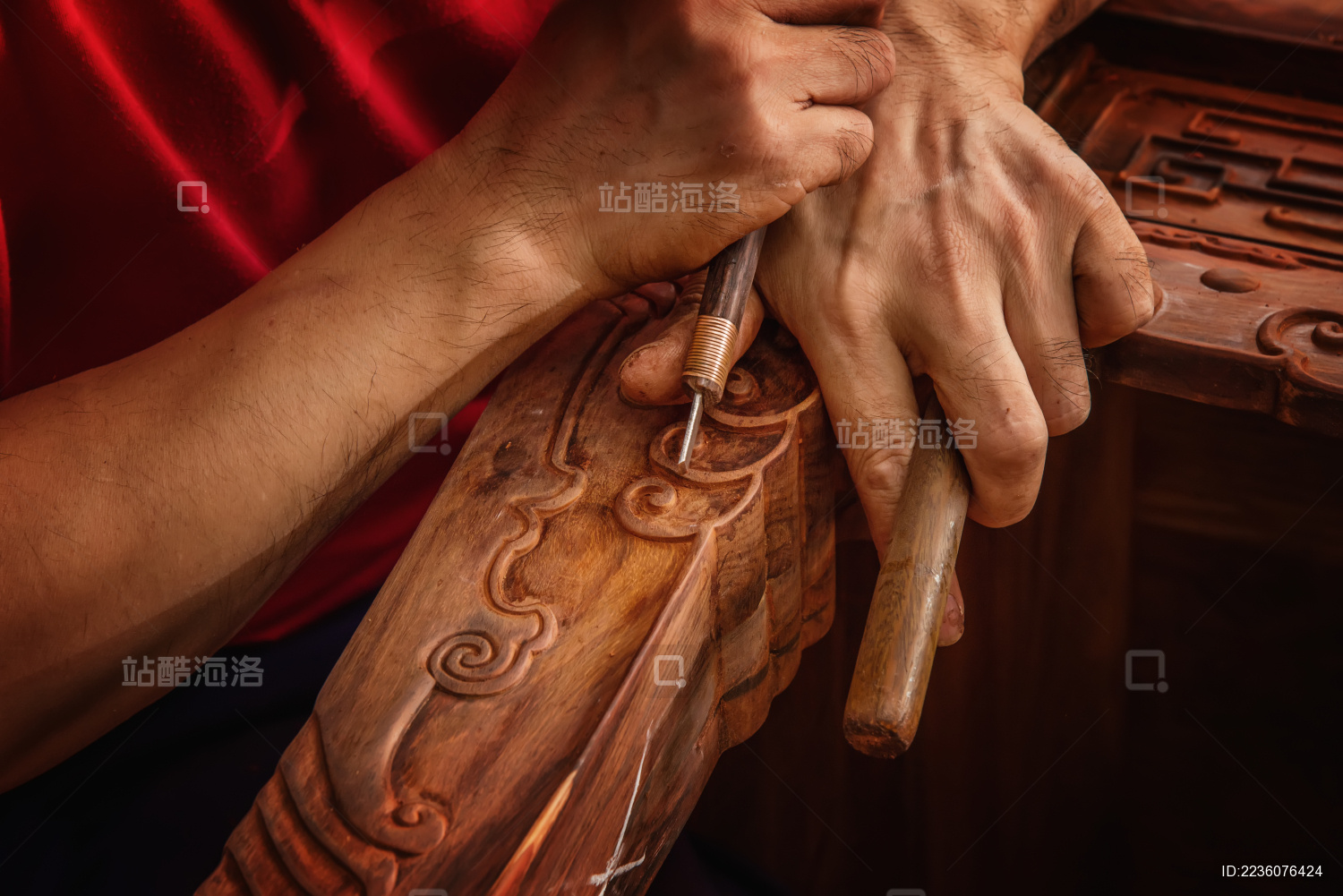 红木家具的雕刻和刮磨精修