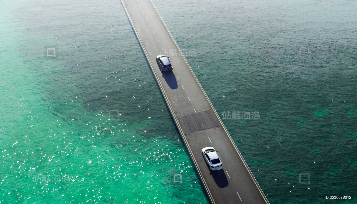奔驰在海上高速公路的两辆汽车
