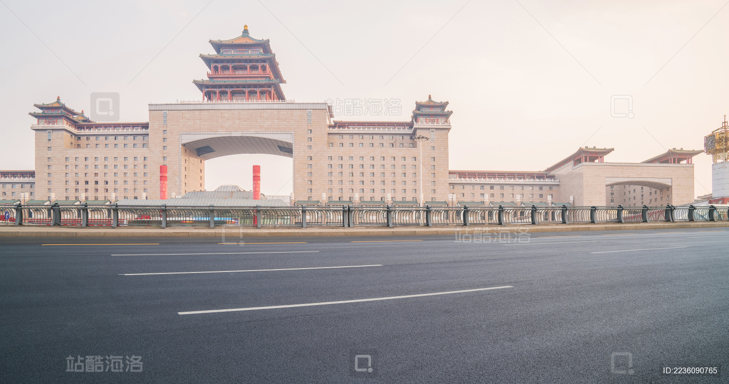 空旷的高速公路和北京复古建筑风光天际线