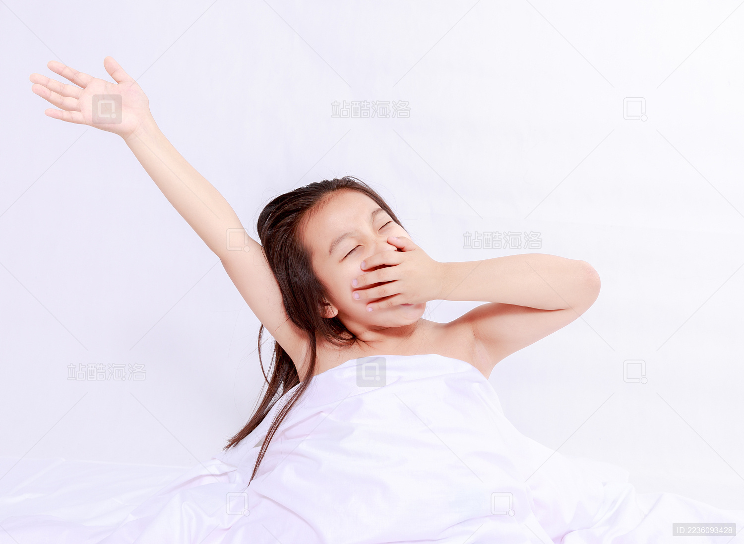卧室里一名刚起床的年轻女性在伸懒腰_站酷海洛_正版图片_视频_字体_音乐素材交易平台_站酷旗下品牌