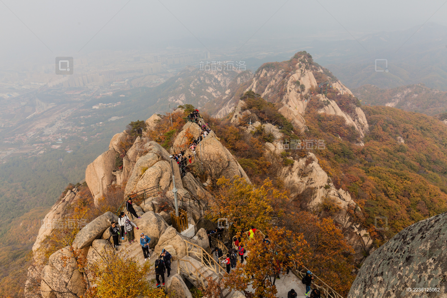 中国辽宁丹东秋季凤凰山的景色
