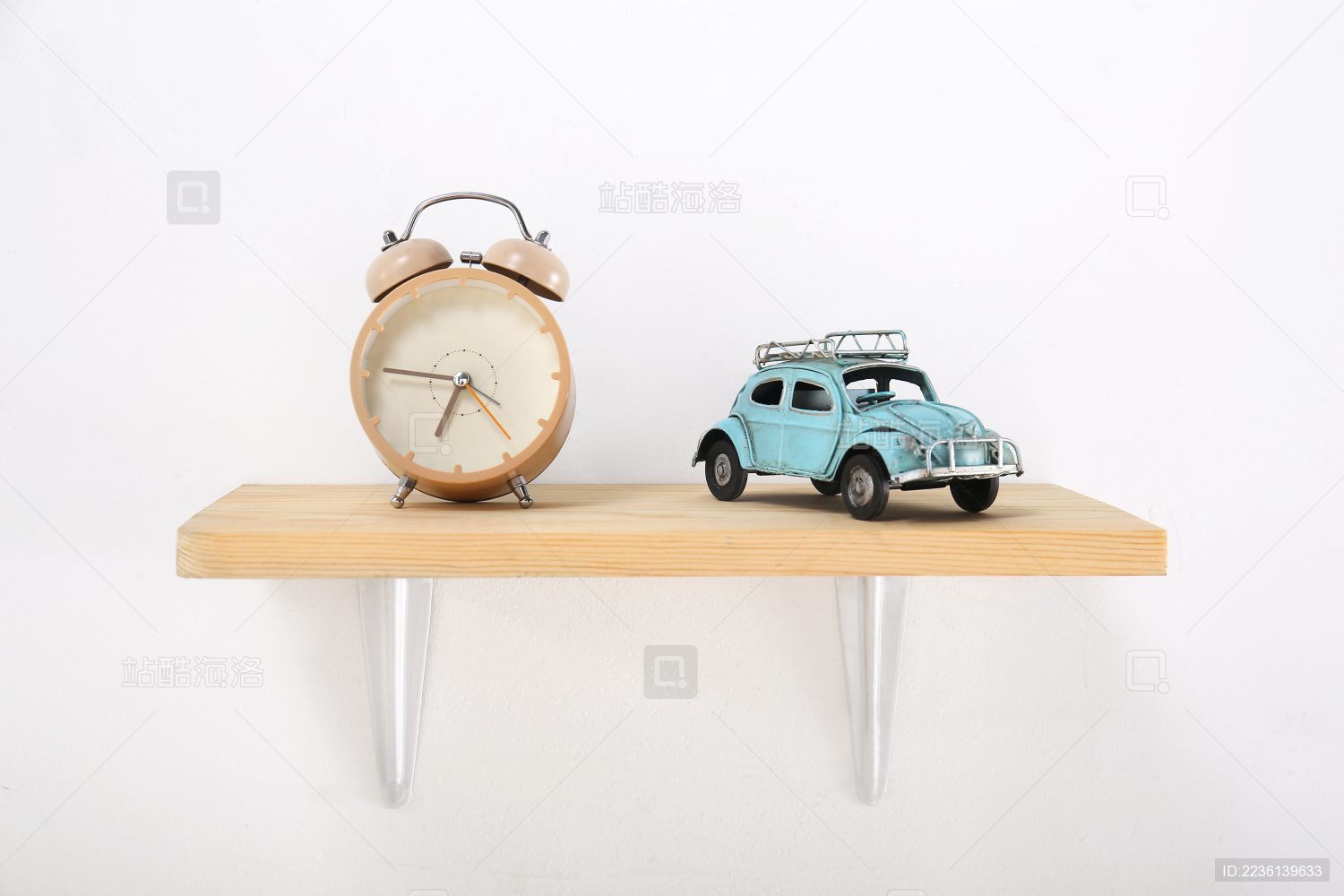 放有闹钟和玩具车的木板置物架装饰在墙上