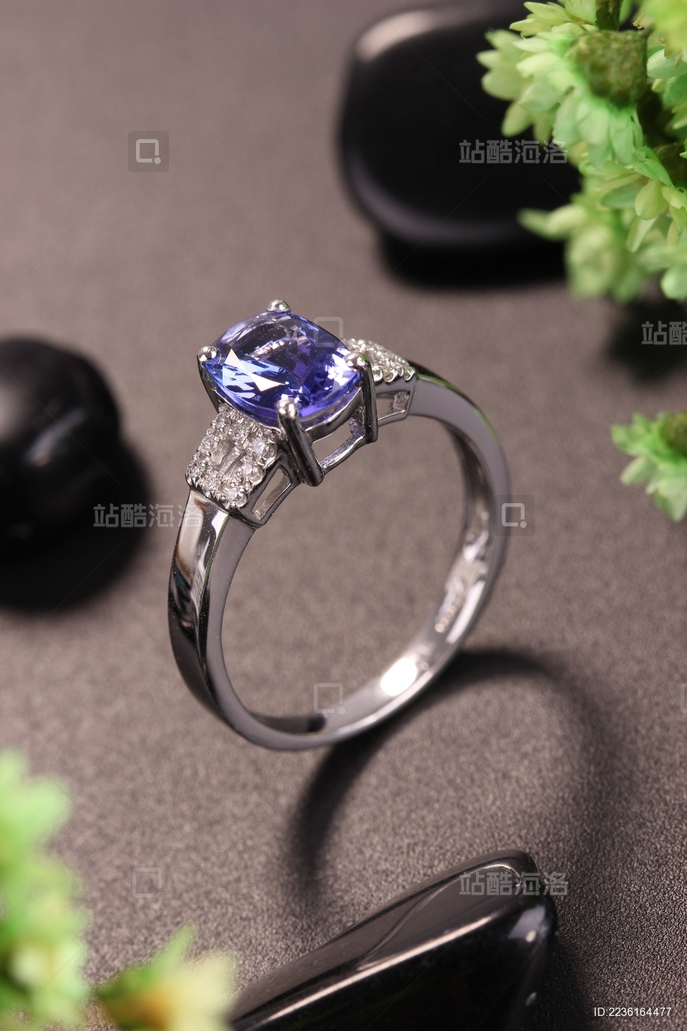 晶亮的蓝宝石坦桑石戒指在一个纯黑色的背景里