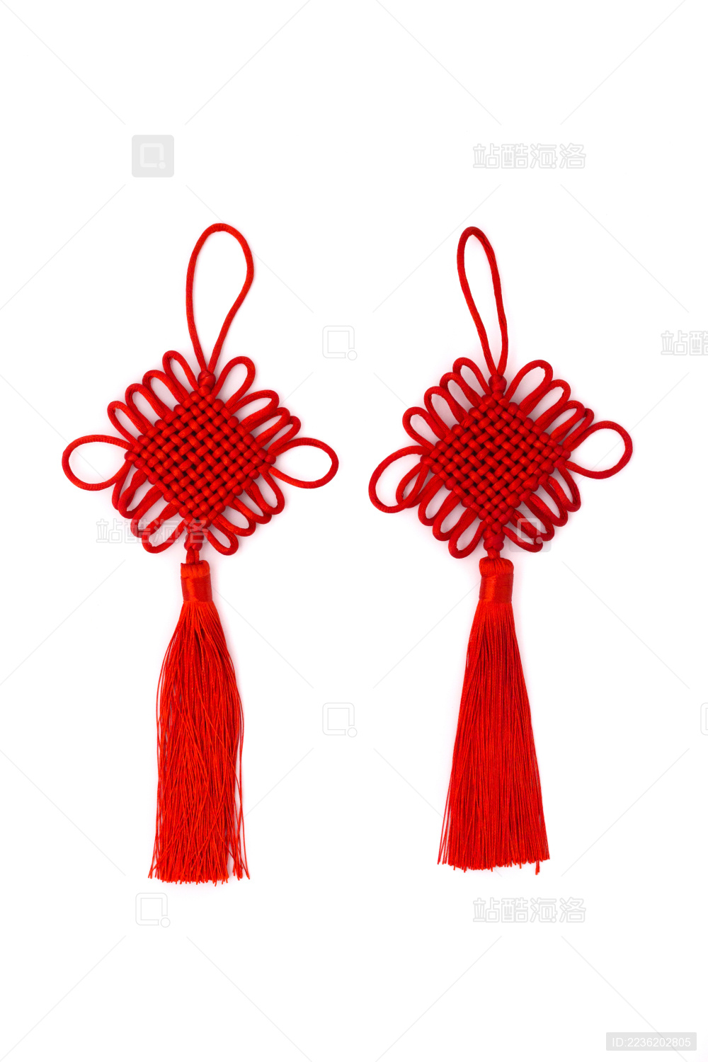 白色背景下的中国结 中国春节的装饰品