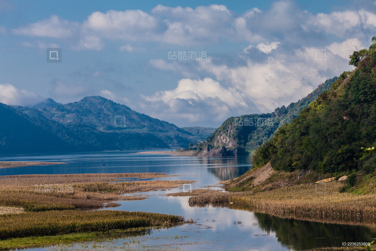 中国辽宁丹东宽甸浑江山水风光