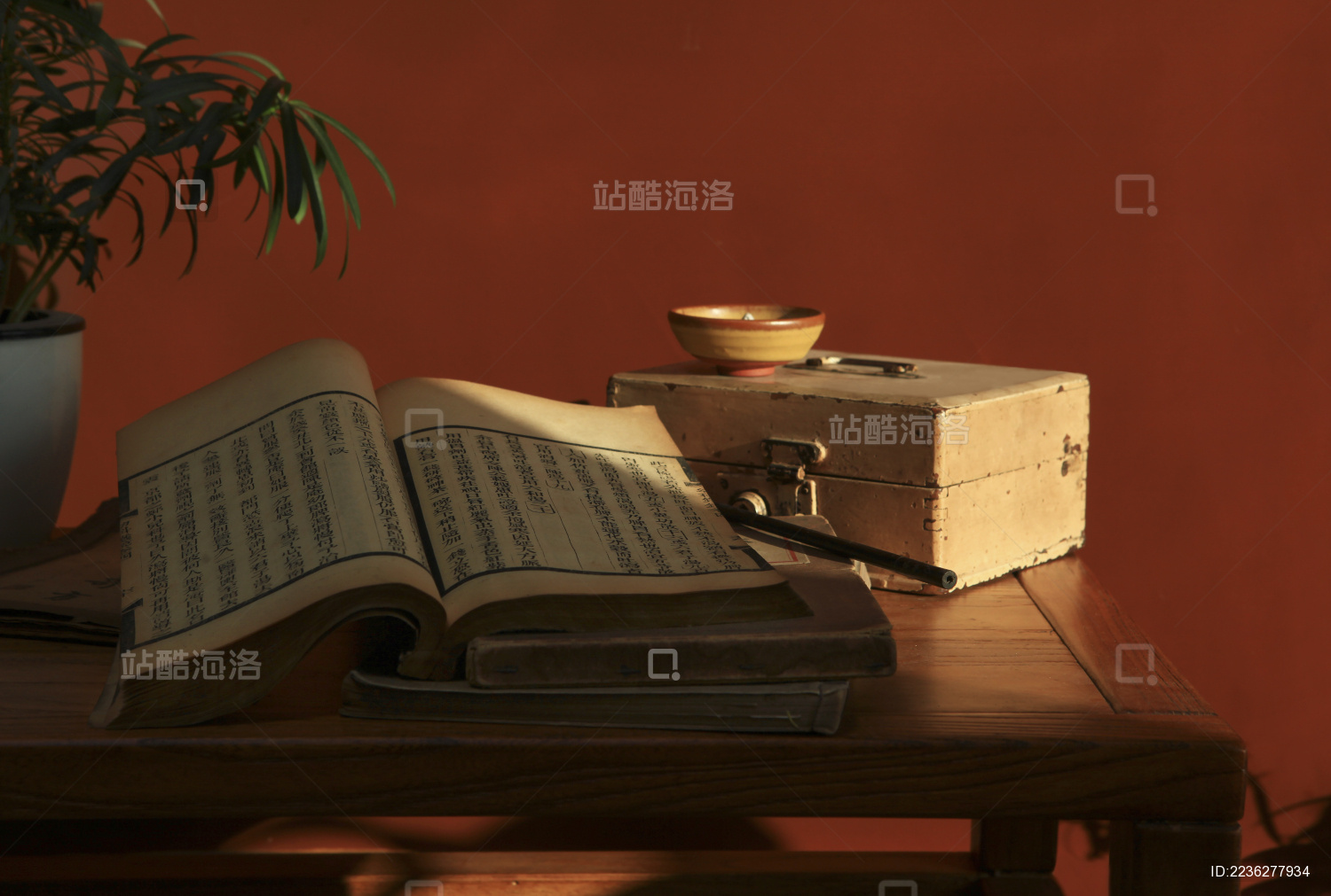 带线装书的复古场景