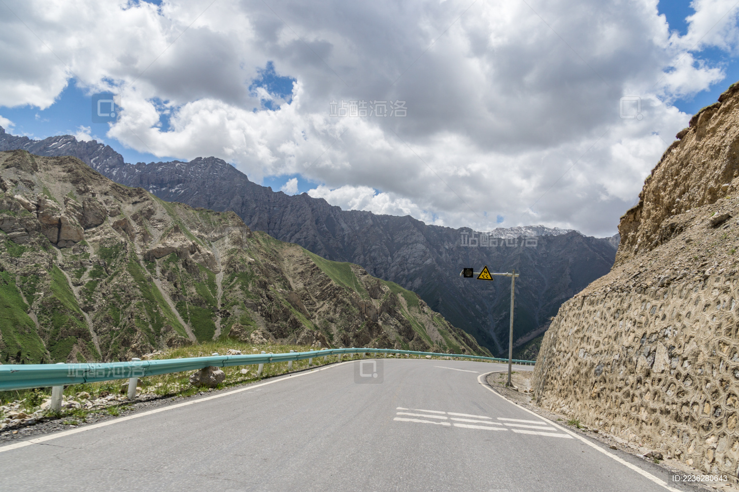 中国新疆G217独库公路戈壁山地弯道