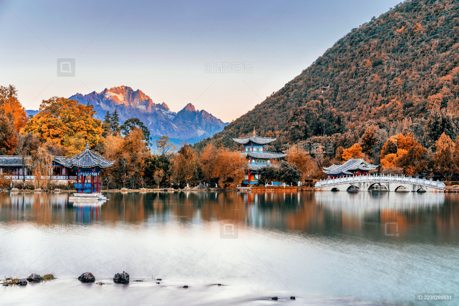 中国云南丽江玉龙雪山黑龙潭秋天风光
