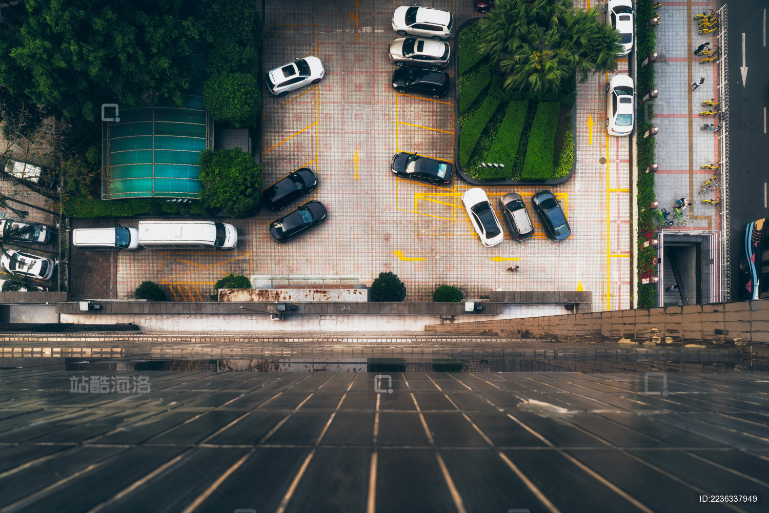 从办公室楼顶看办公楼地面