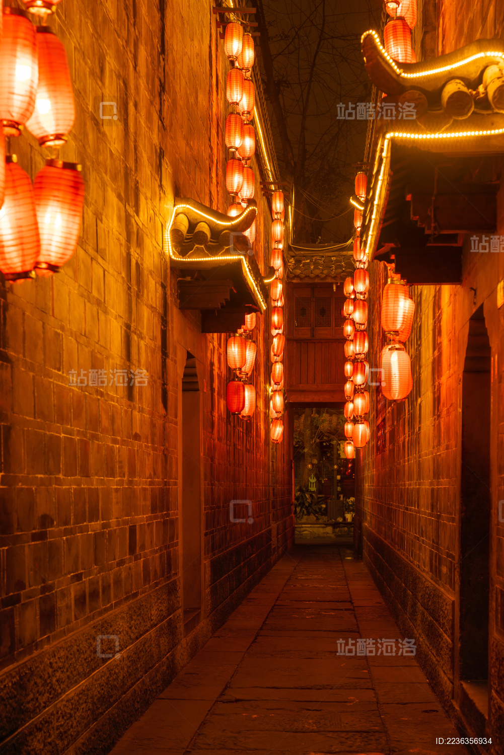 中国新年中的成都锦里古街夜景