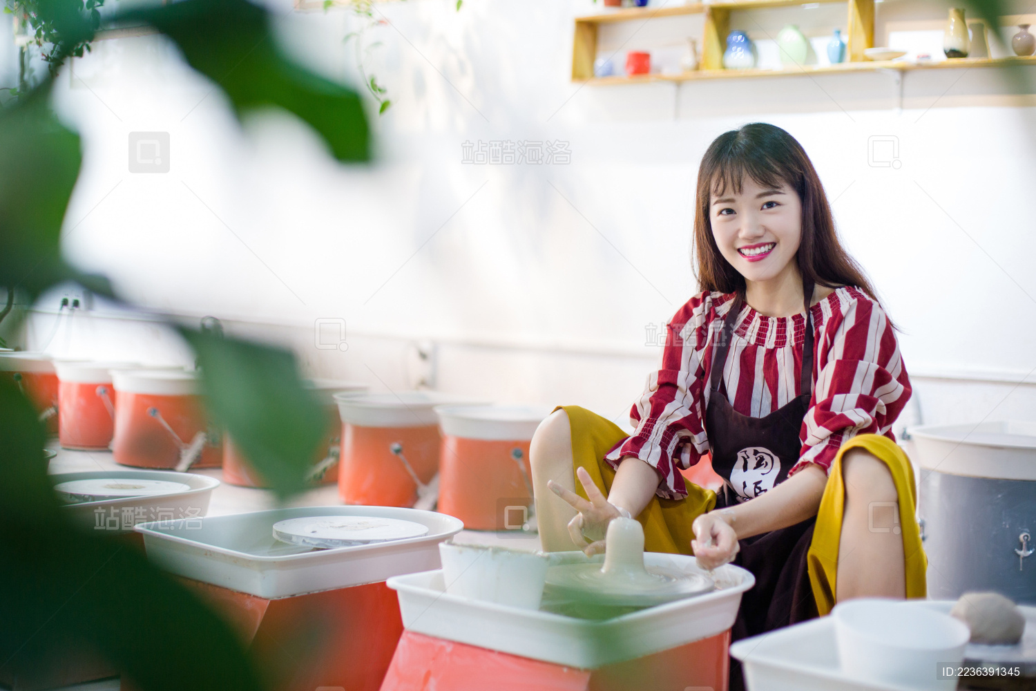 女孩制造手工陶艺