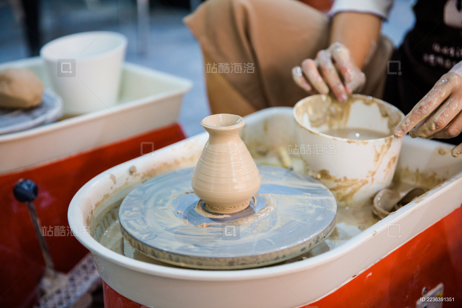 手工制造陶艺花瓶