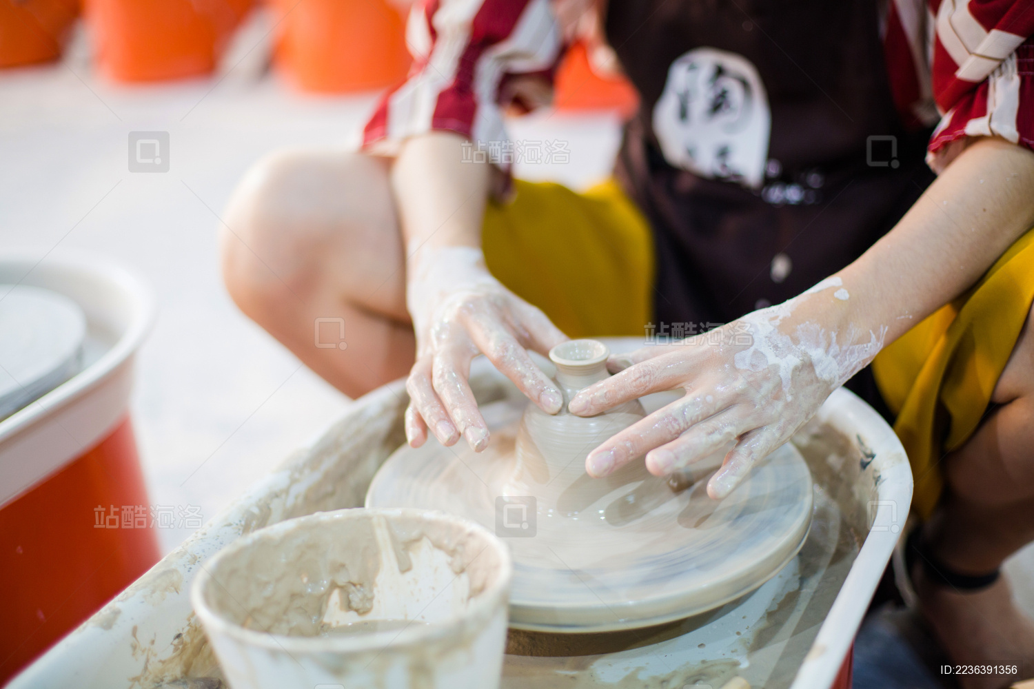 双手制作泥胚陶艺